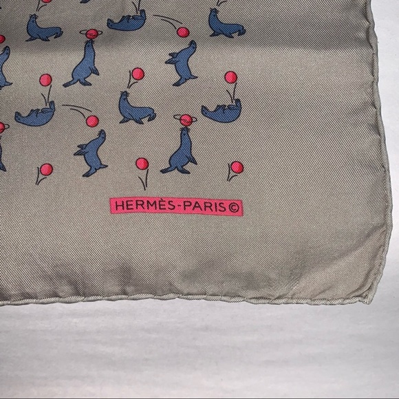 HERMÈS gray silk gavroche scarf  with playful blue seals with red ball motif - Picture 6 of 8